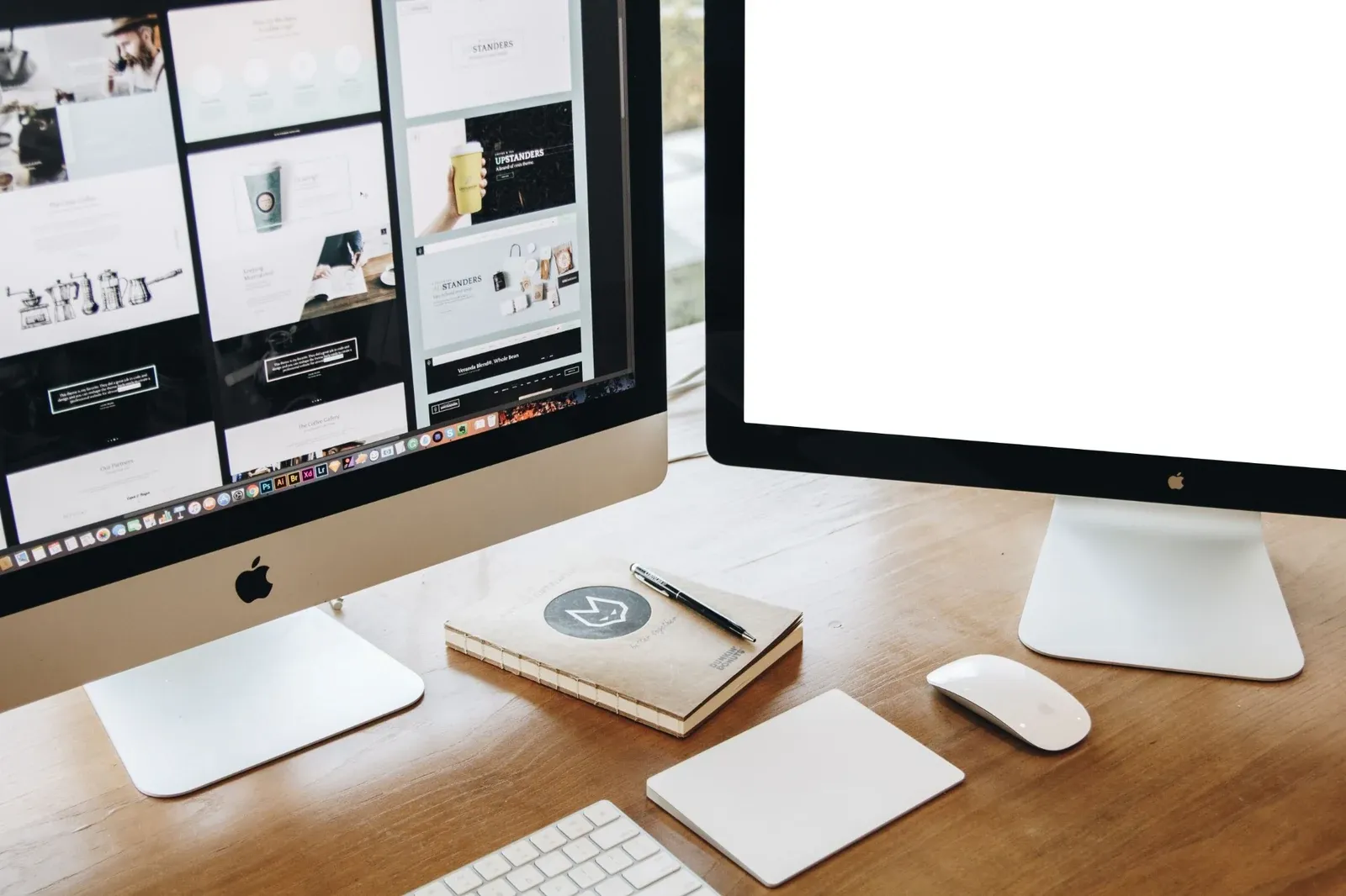 İki monitörde web tasarım örnekleri gösteren bir masaüstü